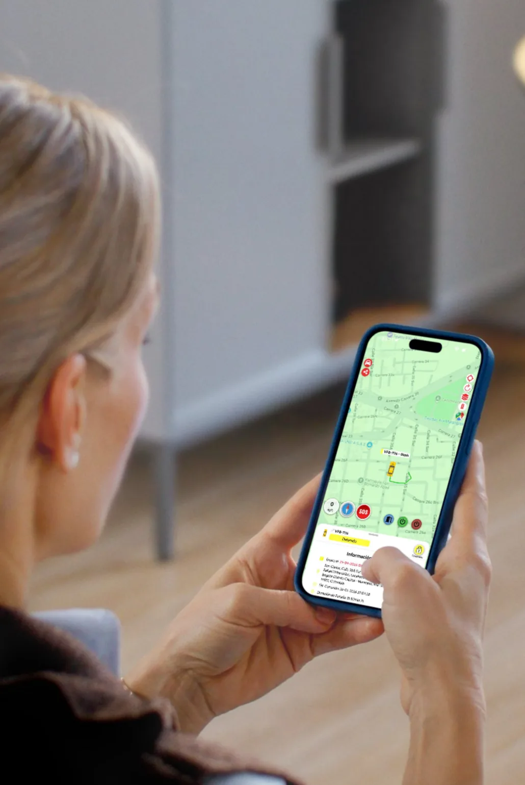 Aplicación móvil de GPS Tracker International mostrando un vehículo en el mapa